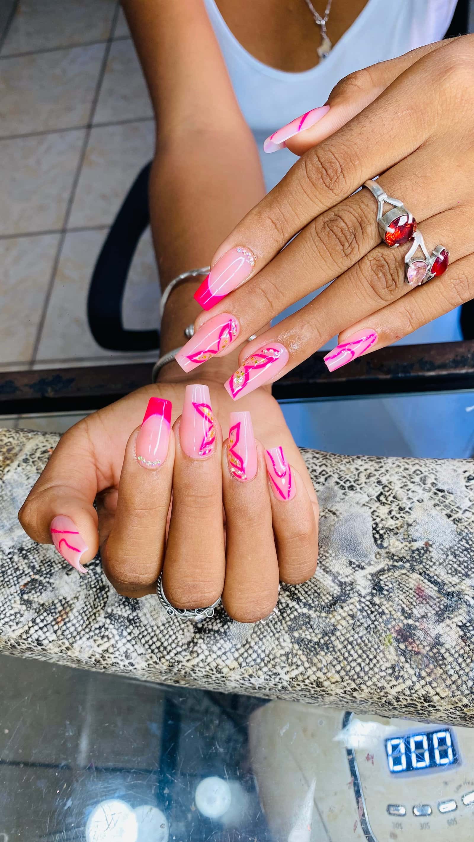 Pose faux ongle