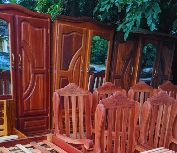 armoire en bois dur