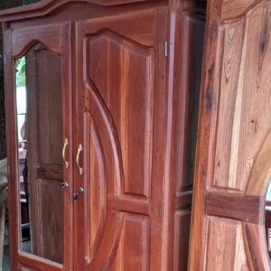 armoire en bois dur