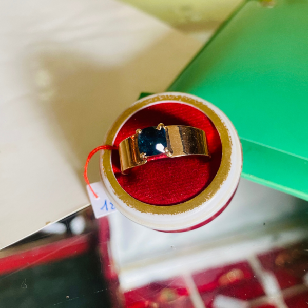 Bague en or chevalière avec griffe saphir
