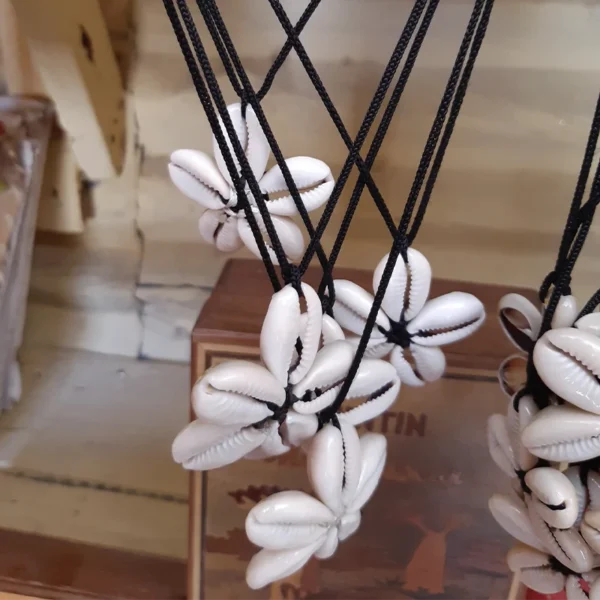 Collier fleur en petits coquillages ( lot de 4 pces ) – Image 2
