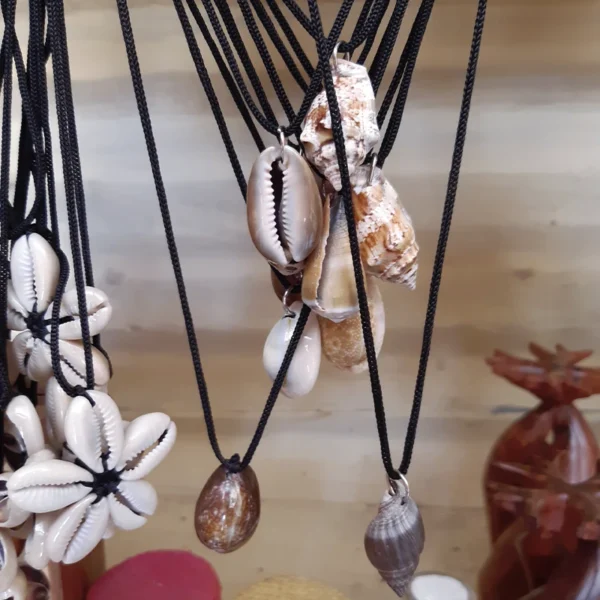 collier fleur en petits coquillages