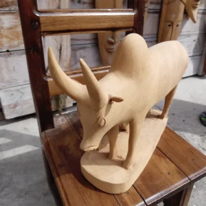 Taureau en Bois Sculpté