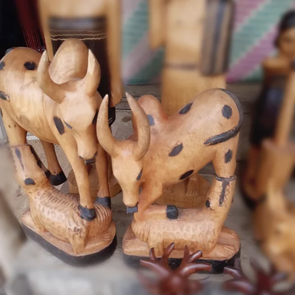 statue de zébu en bois malagasy – Image 2