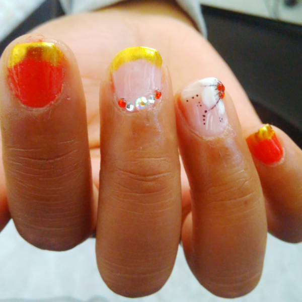 Vernis permanent avec modèle sur ongle naturel (mains)