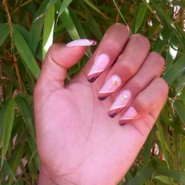 Vernis permanent sur capsule avec modèle (mains)