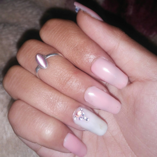Vernis permanent sur capsule avec modèle (mains)