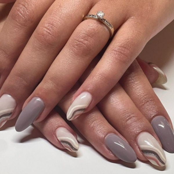 Vernis permanent sur capsule avec modèle (mains)