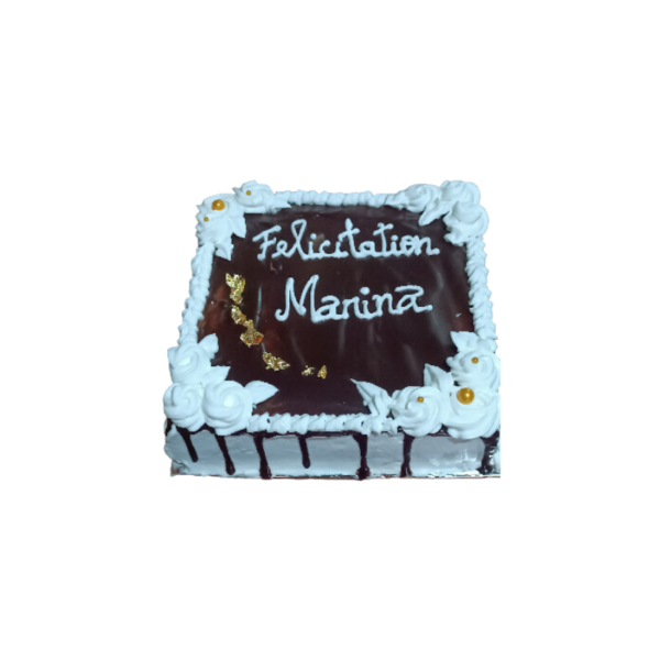 un gâteau carré avec un glaçage au chocolat brillant
