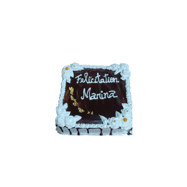un gâteau carré avec un glaçage au chocolat brillant